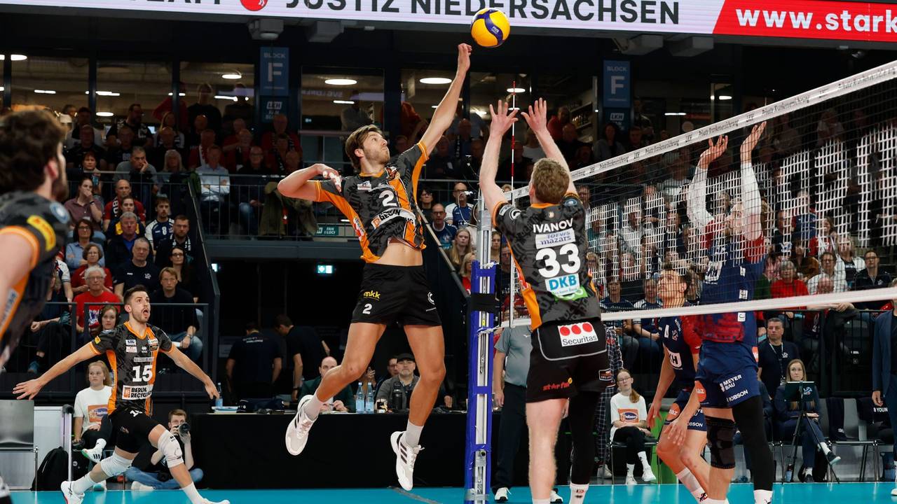 Der Berliner Matthew Knigge (M) verwertet einen Pass von Zuspieler Fedor Ivanov.