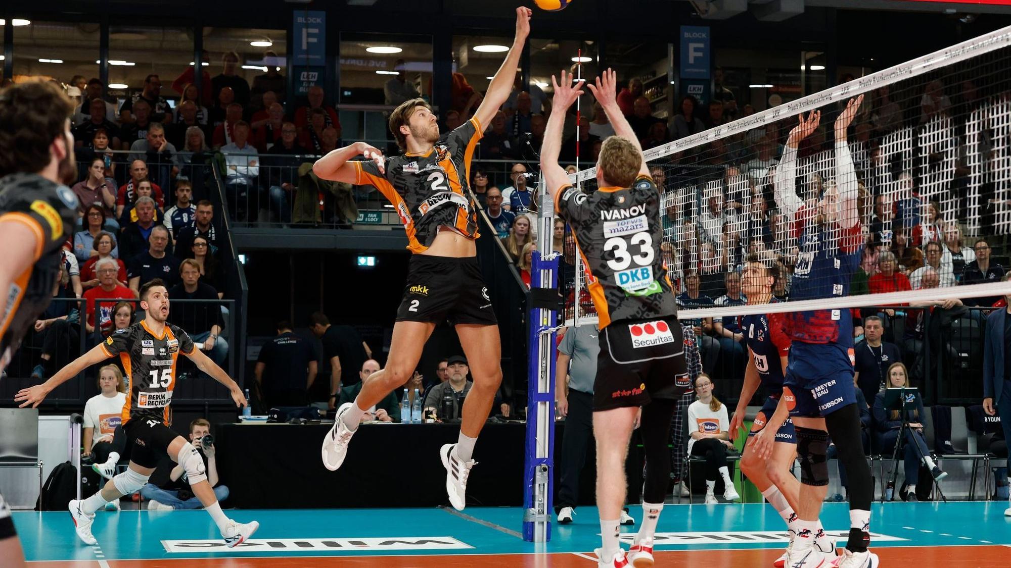 Der Berliner Matthew Knigge (M) verwertet einen Pass von Zuspieler Fedor Ivanov.
