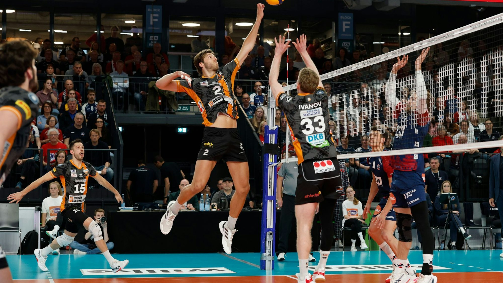 Der Berliner Matthew Knigge (M) verwertet einen Pass von Zuspieler Fedor Ivanov.