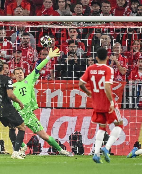 Ousmane Dembélé erzielt das 1:0 für PSG gegen Bayern.