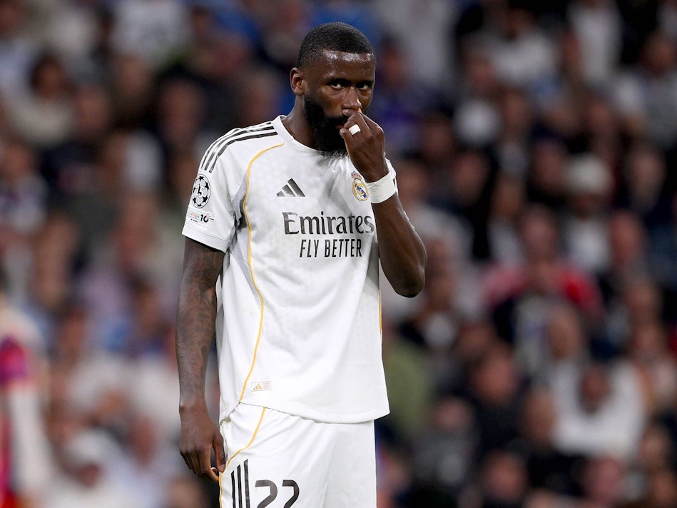 Antonio Rüdiger steht für Real Madrid auf dem Rasen.