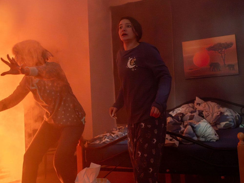 Die Bewohner eines Hauses auf Borkum suchen verzweifelt Auswege aus dem brennenden Inferno (Spielszene). (Bild: ZDF / Saskia Pave)