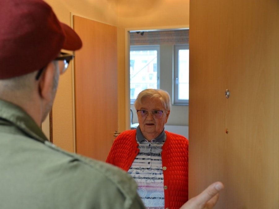 Symbolbild: Eine nur teilweise geöffnete Wohnungstür von außen fotografiert.