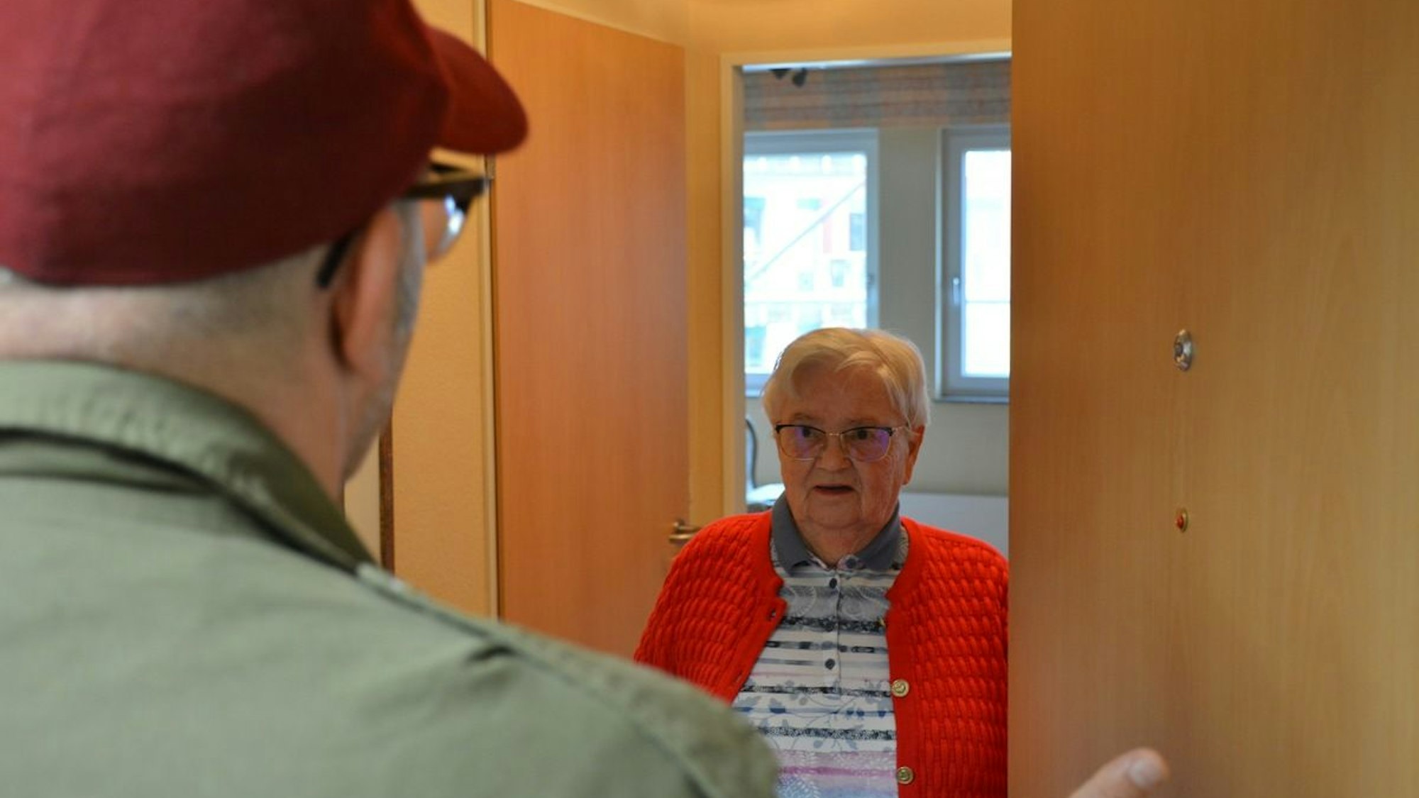 Symbolbild: Eine nur teilweise geöffnete Wohnungstür von außen fotografiert.