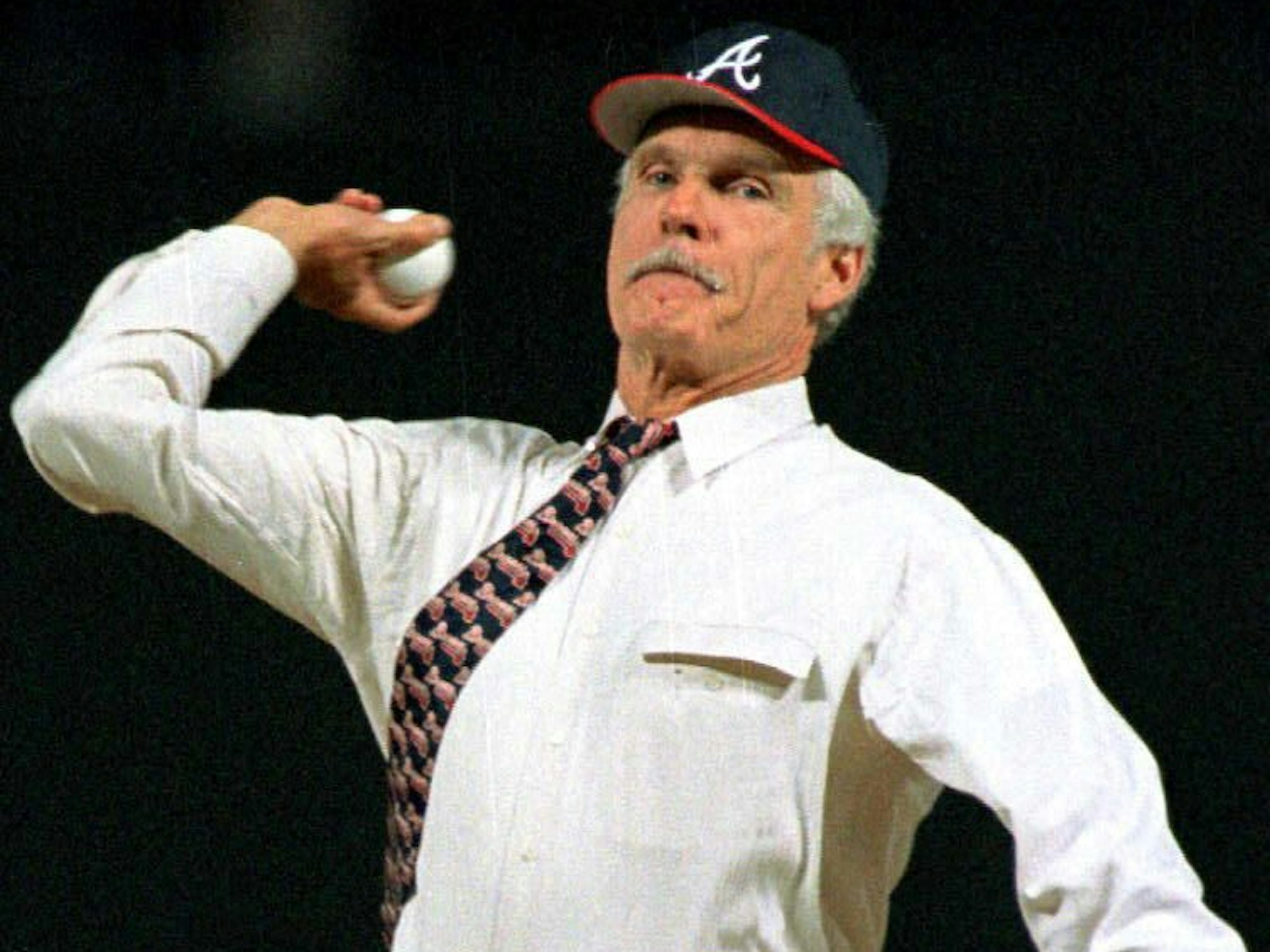 Ted Turner spielt Baseball.