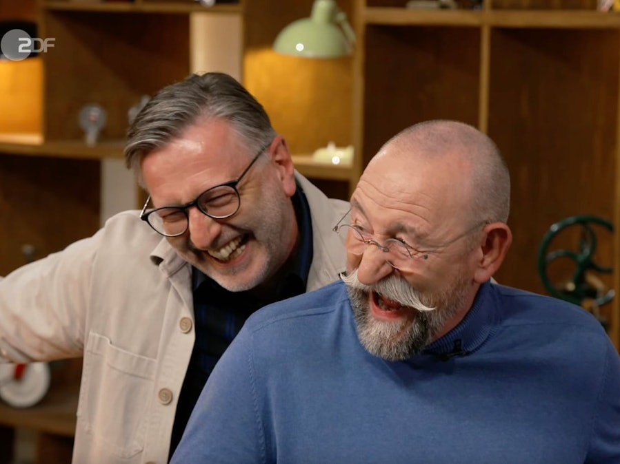 Ein seltenes Objekt eines alten Karussells hatte es Horst Lichter (rechts) in der Mittwochsausgabe der ZDF-Trödelshow „Bares für Rares“ ganz schön angetan. (Bild: ZDF)
