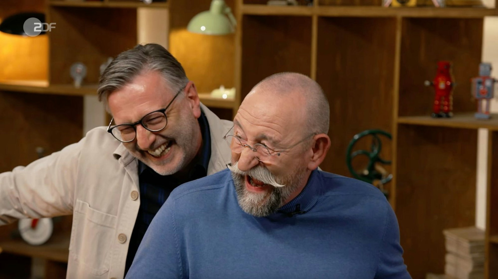 Ein seltenes Objekt eines alten Karussells hatte es Horst Lichter (rechts) in der Mittwochsausgabe der ZDF-Trödelshow „Bares für Rares“ ganz schön angetan. (Bild: ZDF)
