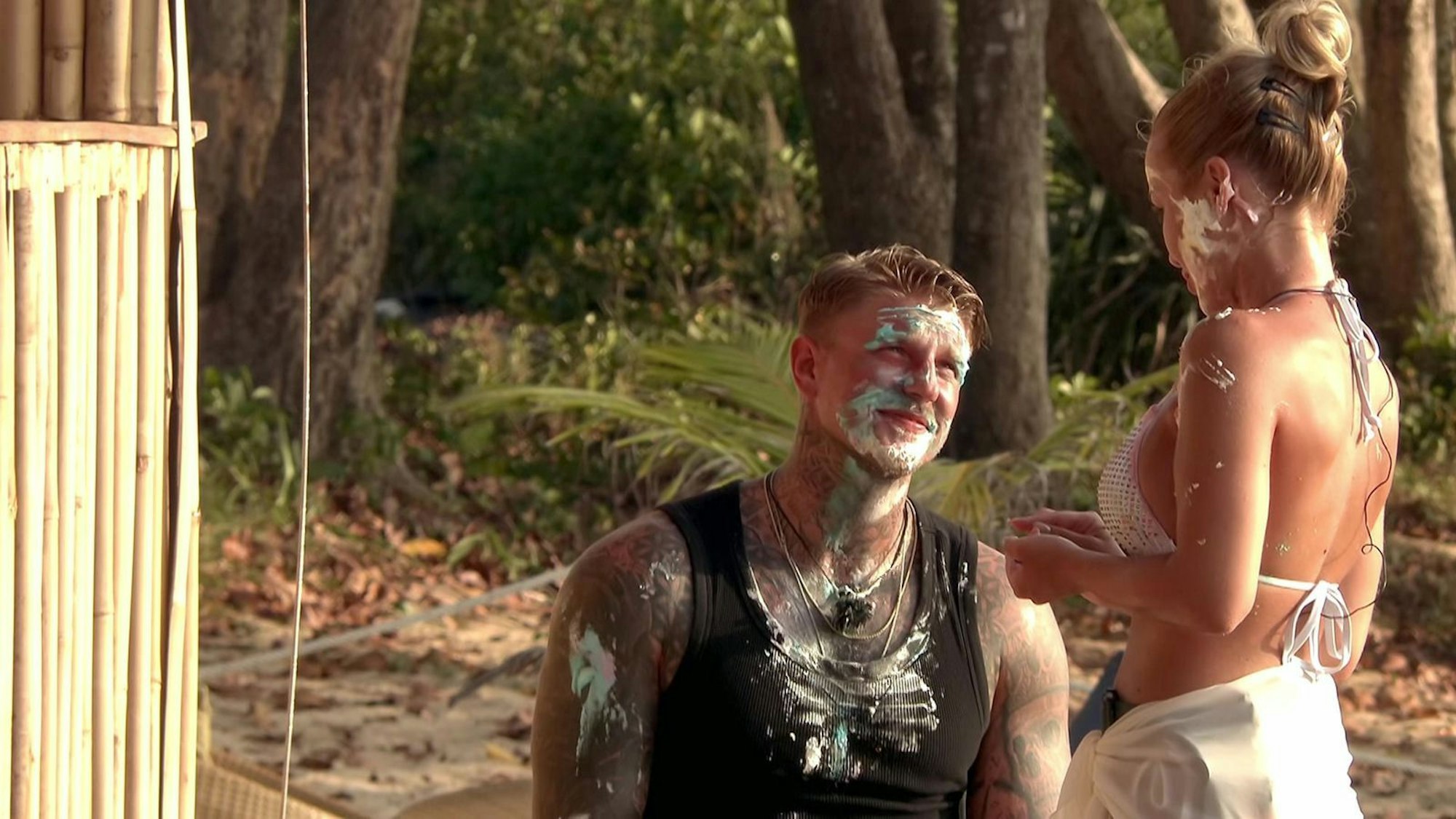 Einen schönen Mann entstellt nicht mal Torte. Und Emmy Russ fand Paco Herb schon „ziemlich hübsch“. Neues Traumpaar im Anrollen? (Bild: RTLZWEI)