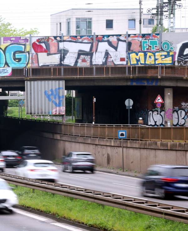 Autos fahren auf der Straße, die in Köln durch den Herkulestunnel führt.