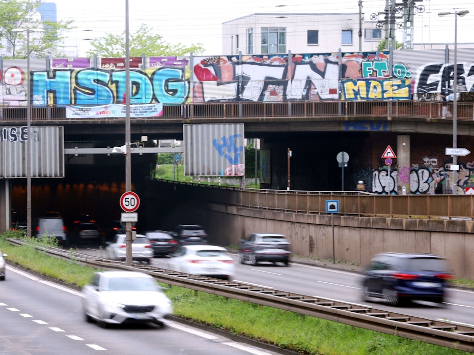 Autos fahren auf der Straße, die in Köln durch den Herkulestunnel führt.