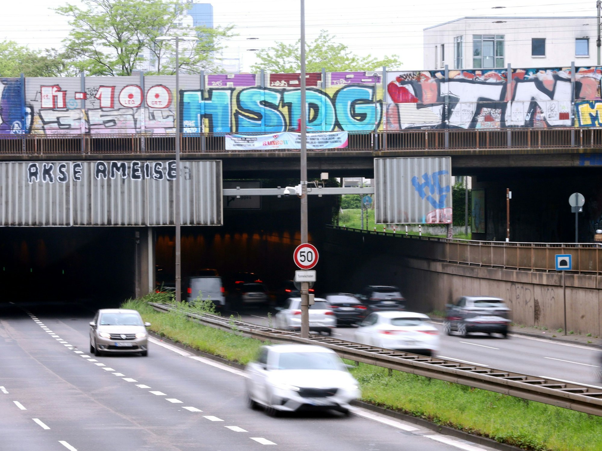 Autos fahren auf der Straße, die in Köln durch den Herkulestunnel führt.