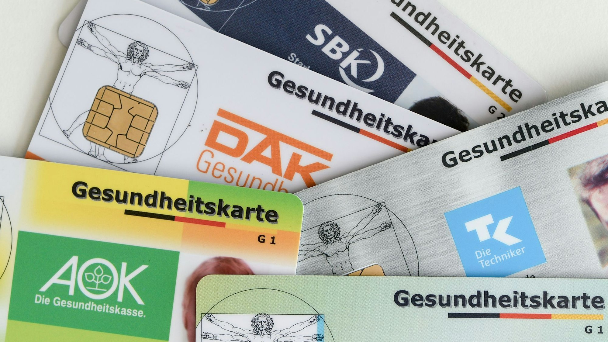 Landtagsdebatten um Kassen-Sparpaket und Scharrenbach-Affäre