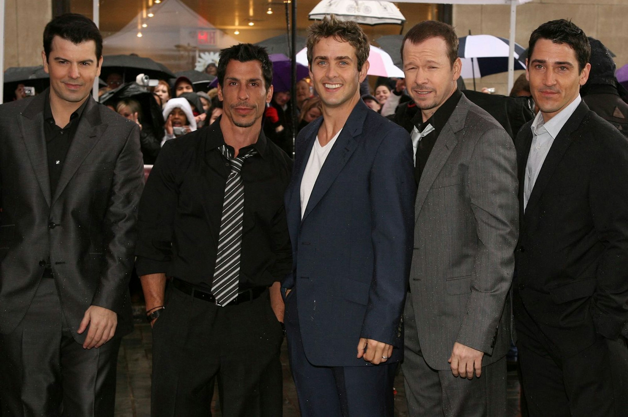 Jordan Knight, Danny Wood, Joey McIntyre, Donnie Wahlberg und Jonathan Knight machten als New Kids On The Block in den frühen 90er-Jahren Weltkarriere. Nach ihrer Trennung 1994 formierten sie sich 2008 (Foto) neu. (Bild: 2008 Getty Images/Bryan Bedder)