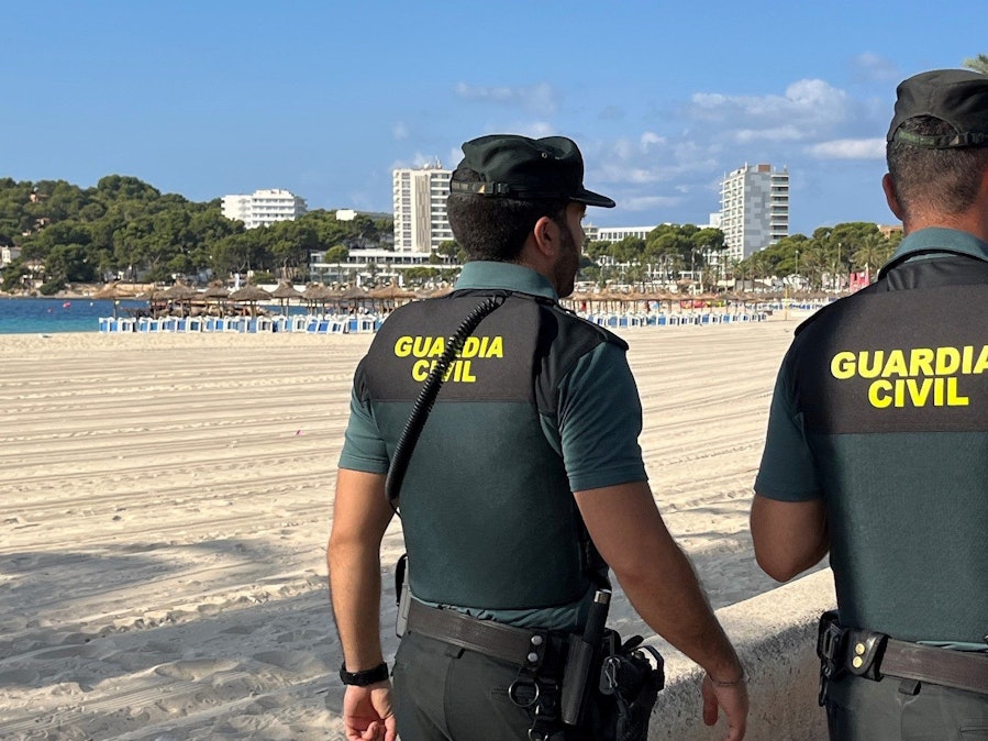 Guardia Civil Mitglieder am Strand