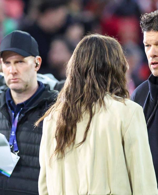 Michael Ballack spricht mit Moderatorin Laura Wontorra.