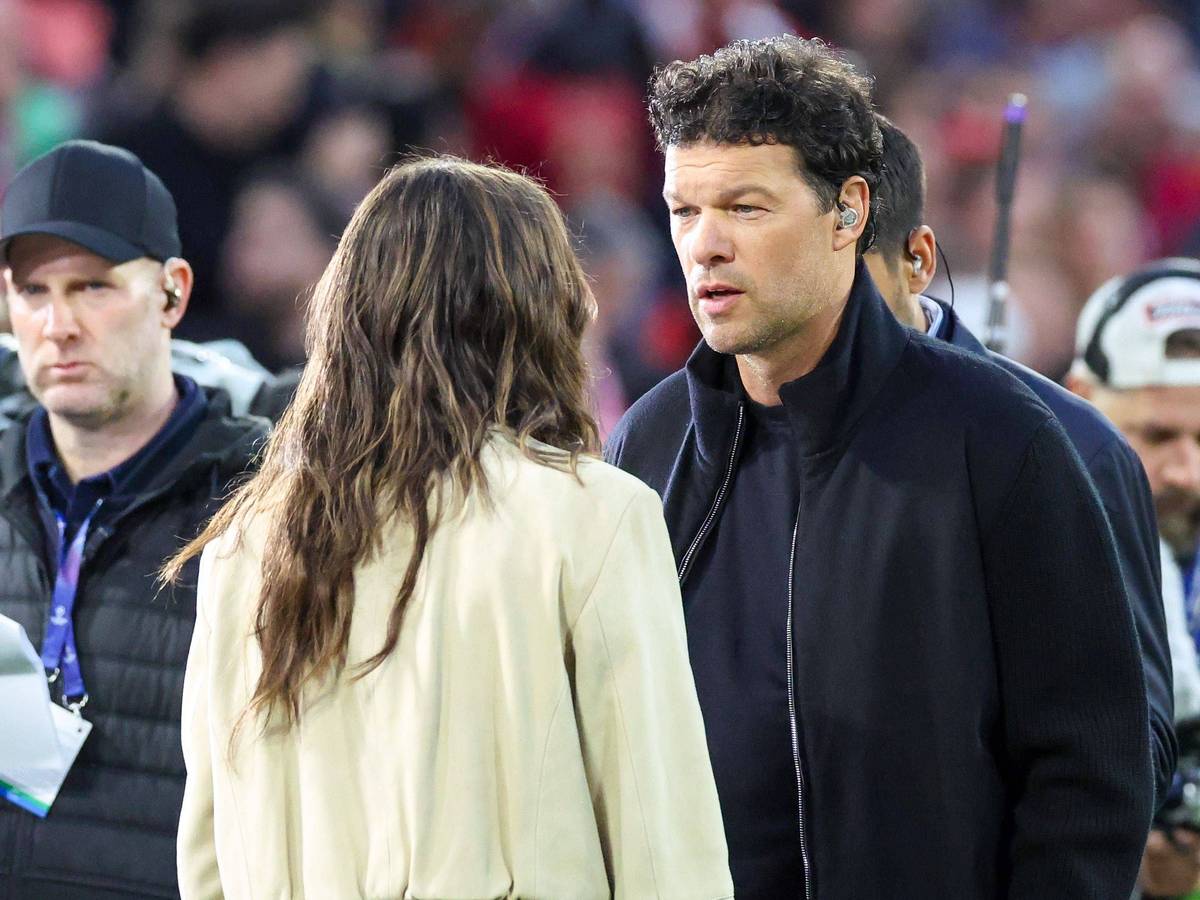 Michael Ballack spricht mit Moderatorin Laura Wontorra.