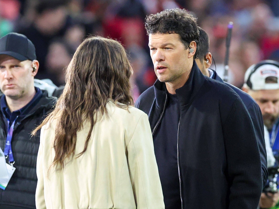 Michael Ballack spricht mit Moderatorin Laura Wontorra.
