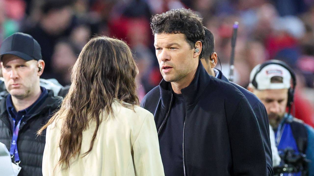 Michael Ballack spricht mit Moderatorin Laura Wontorra.