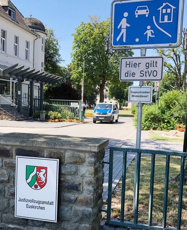 Blick auf den Eingang zur Justizvollzugsanstalt Euskirchen.