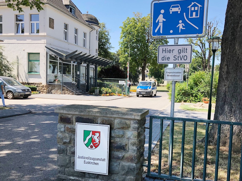 Blick auf den Eingang zur Justizvollzugsanstalt Euskirchen.