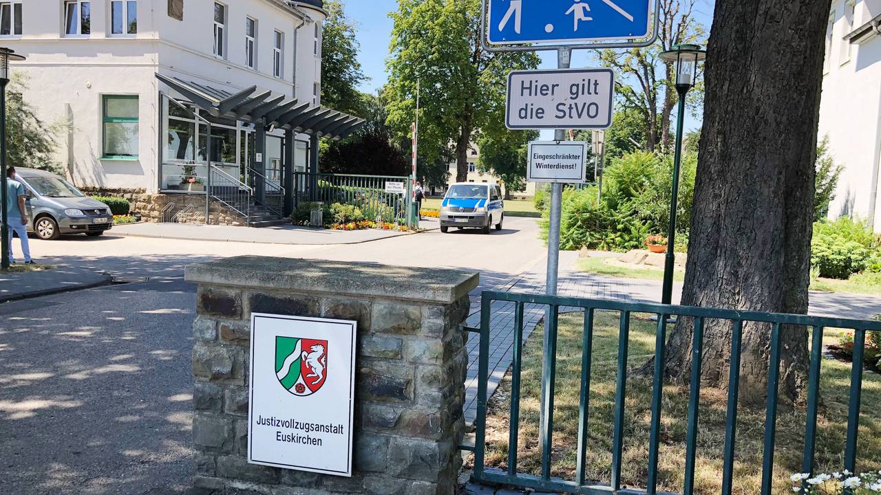 Blick auf den Eingang zur Justizvollzugsanstalt Euskirchen.