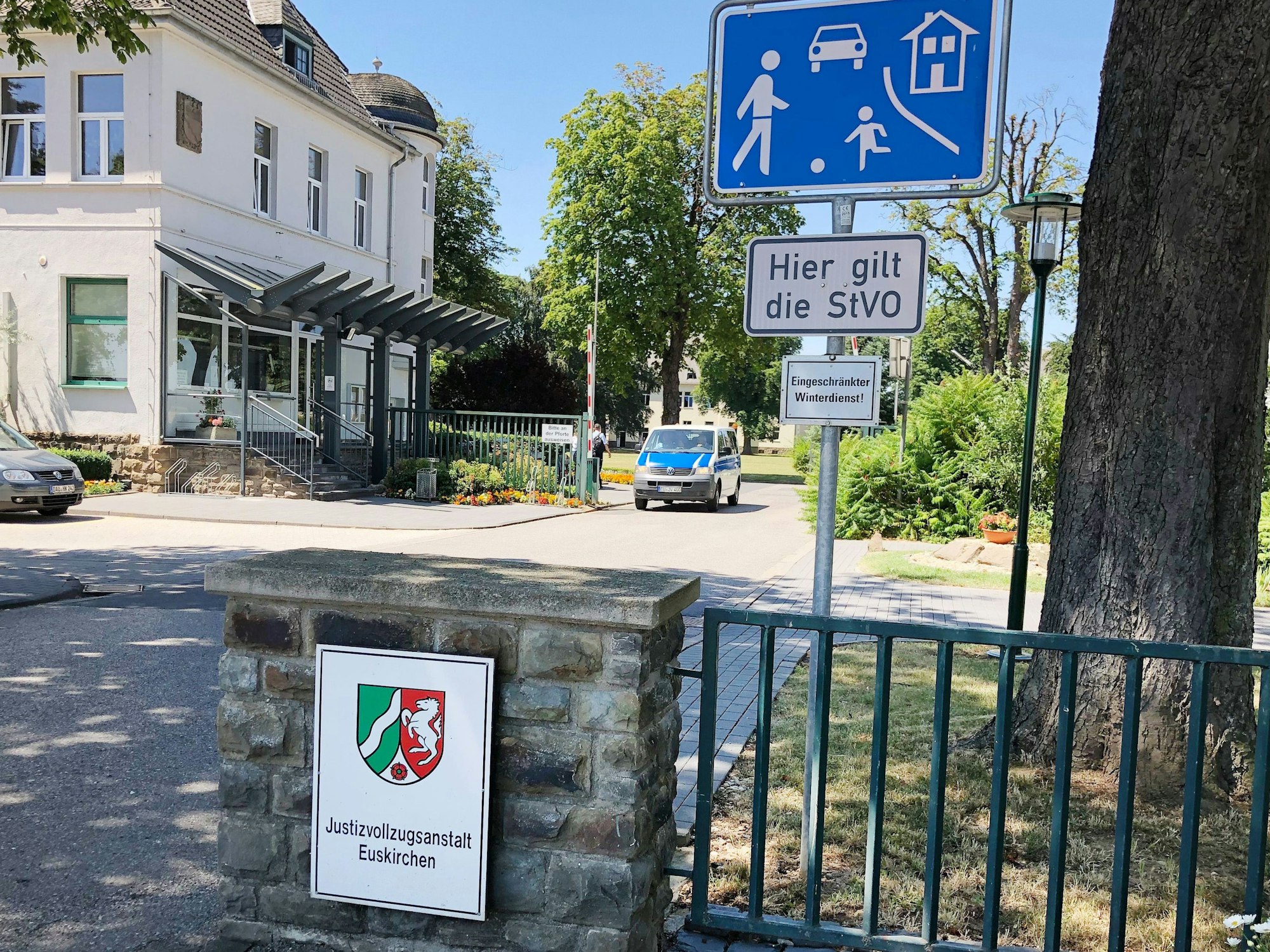 Blick auf den Eingang zur Justizvollzugsanstalt Euskirchen.