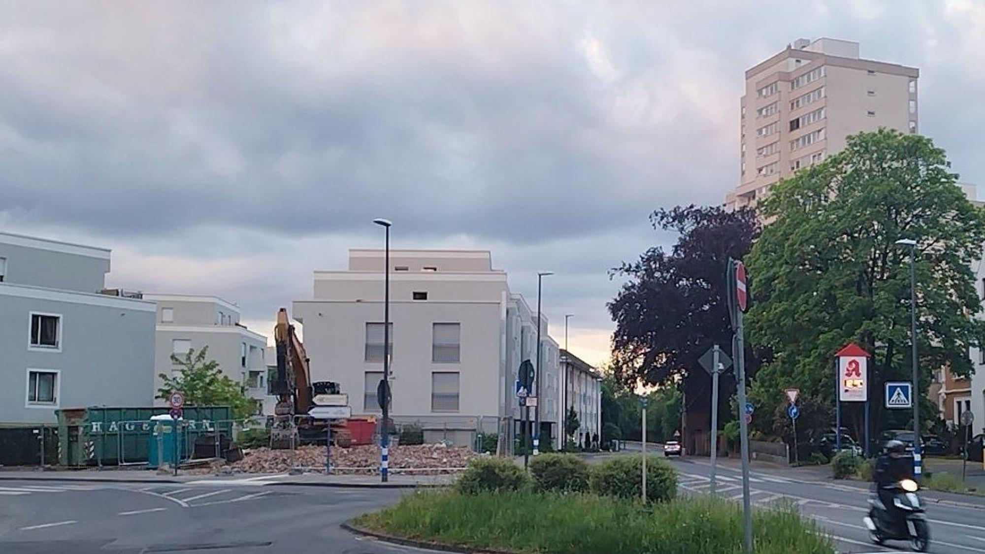 Abriss in Köln-Porz – von dem alten Gebäude ist nur noch ein Haufen Mauerwerk übrig.