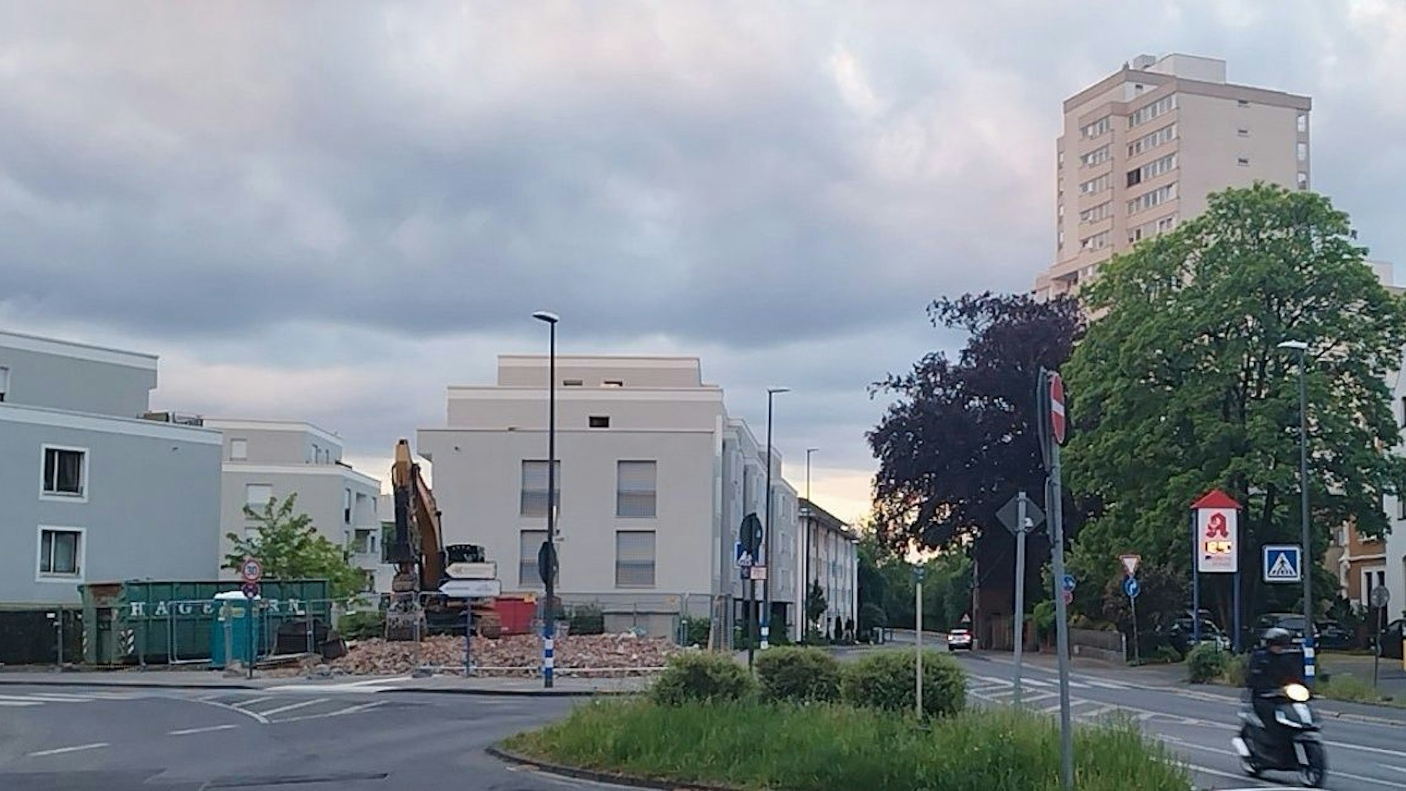 Abriss in Köln-Porz – von dem alten Gebäude ist nur noch ein Haufen Mauerwerk übrig.