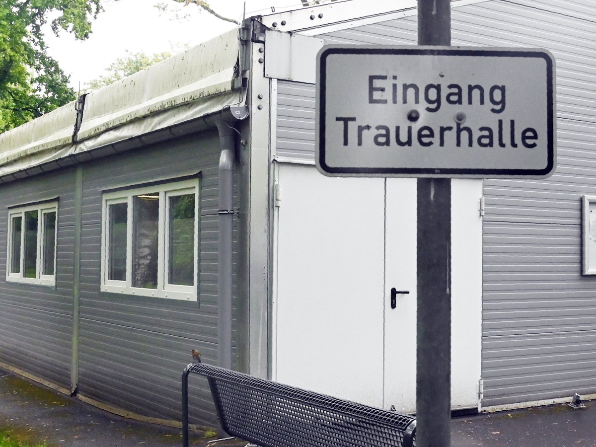 Die umstrittene Ersatz-Trauerhalle auf Melaten.