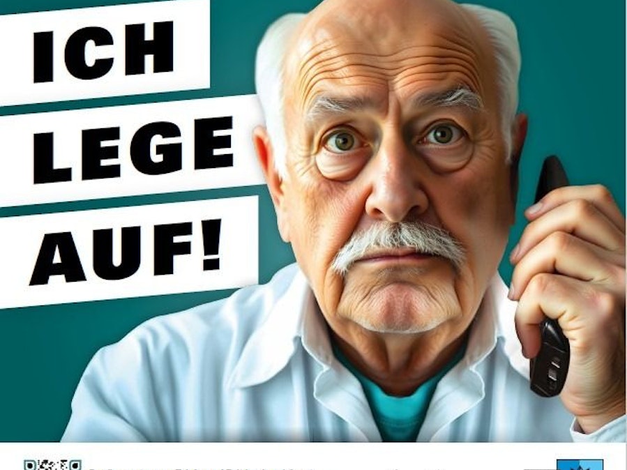 Ein älterer Herr schaut auf sein Smartphone.