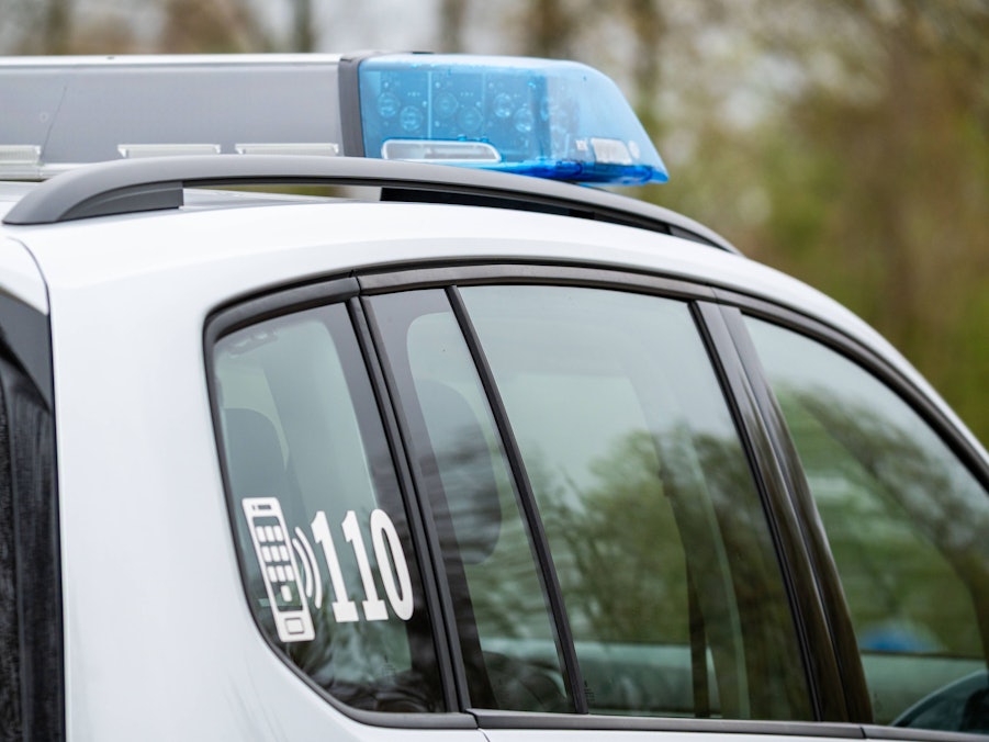 Polizeifahrzeug mit Blaulicht und Notrufnummer 110