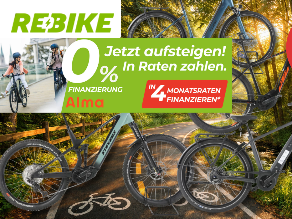 Verschiedene Fahrräder aus dem Rebike Sale vor einem Fahrradweg.