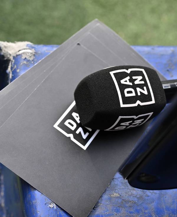 Mikrofon und Moderationskarten von DAZN