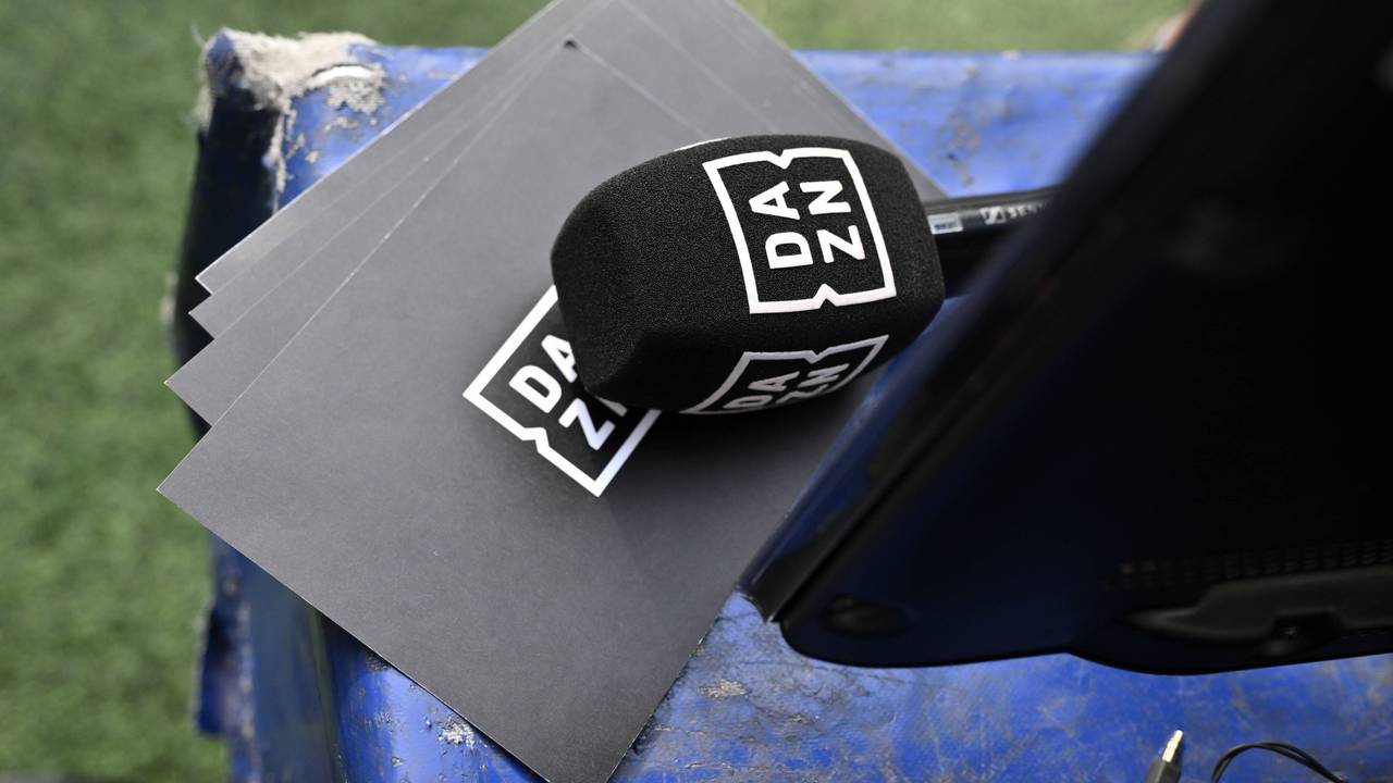 Mikrofon und Moderationskarten von DAZN