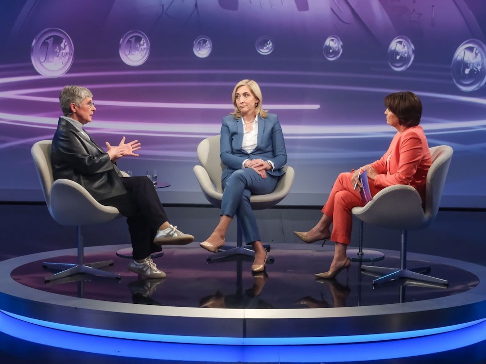 Britta Haßelmann (links) und Nina Warken (Mitte) stritten bei Sandra Maischberger über die Gesundheitsreform. (Bild: WDR / Oliver Ziebe)