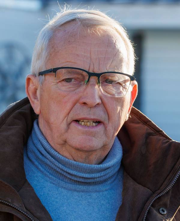 Till Backhaus (SPD), der Agrar-, Umwelt- und Klimaschutzminister von Mecklenburg-Vorpommern, spricht vor einer Besprechung mit der privaten Initiative im Hafen auf der Insel Poel mit Medienvertretern.