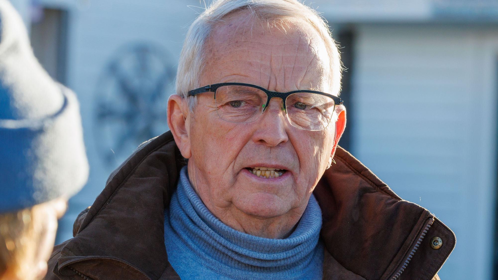 Till Backhaus (SPD), der Agrar-, Umwelt- und Klimaschutzminister von Mecklenburg-Vorpommern, spricht vor einer Besprechung mit der privaten Initiative im Hafen auf der Insel Poel mit Medienvertretern.
