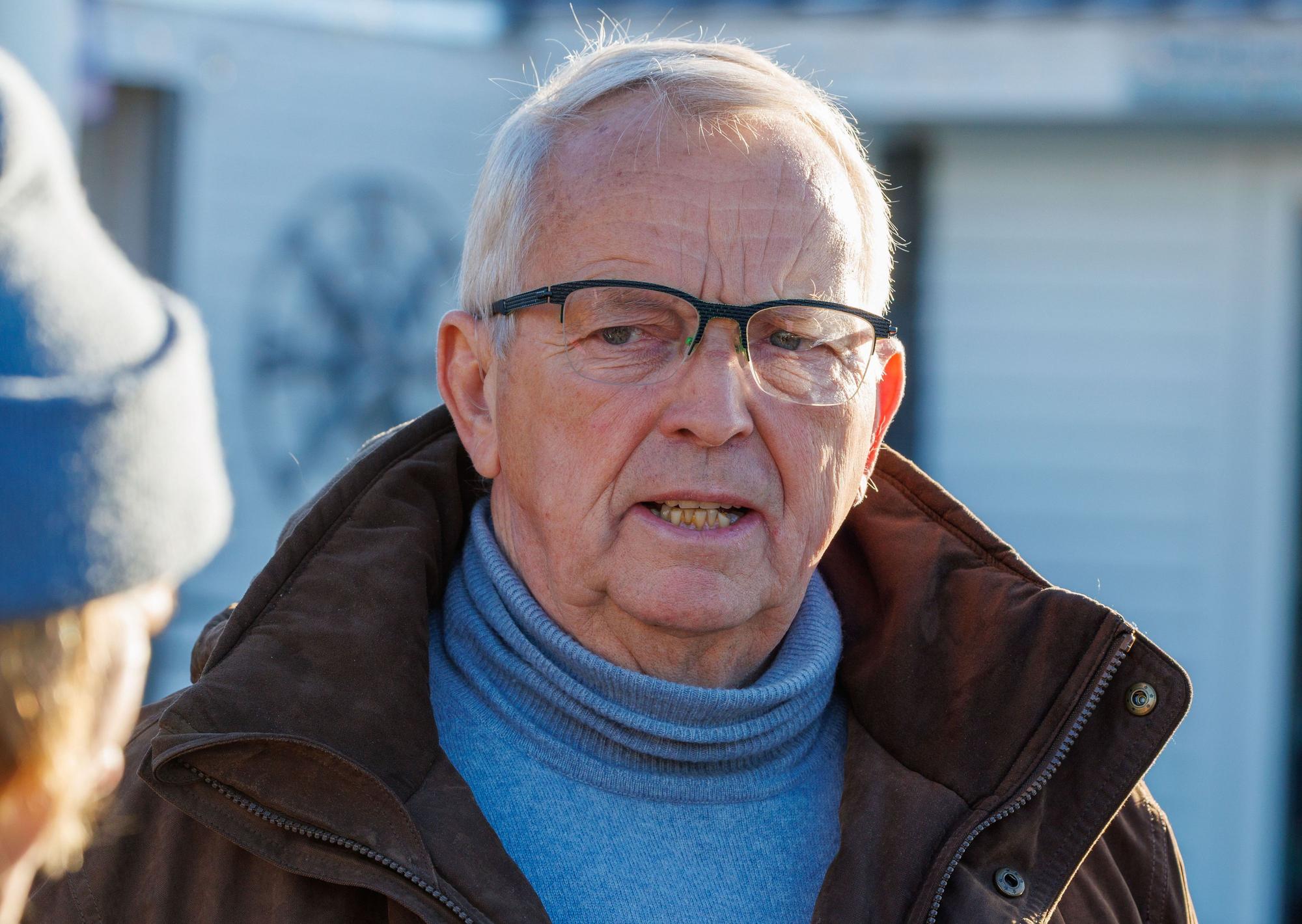Till Backhaus (SPD), der Agrar-, Umwelt- und Klimaschutzminister von Mecklenburg-Vorpommern, spricht vor einer Besprechung mit der privaten Initiative im Hafen auf der Insel Poel mit Medienvertretern.