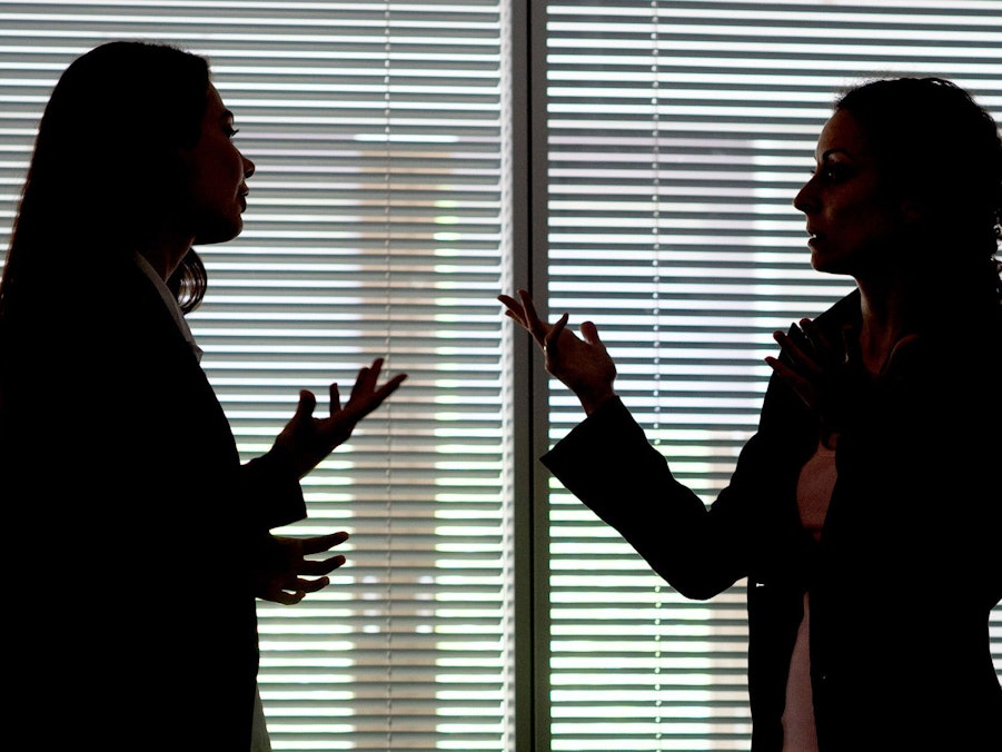 Zwei Frauen gestikulieren im Büro