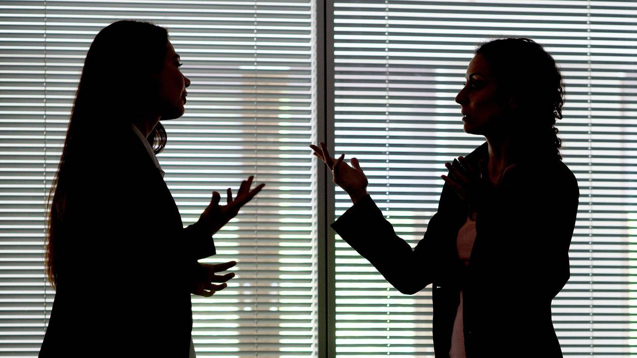 Zwei Frauen gestikulieren im Büro