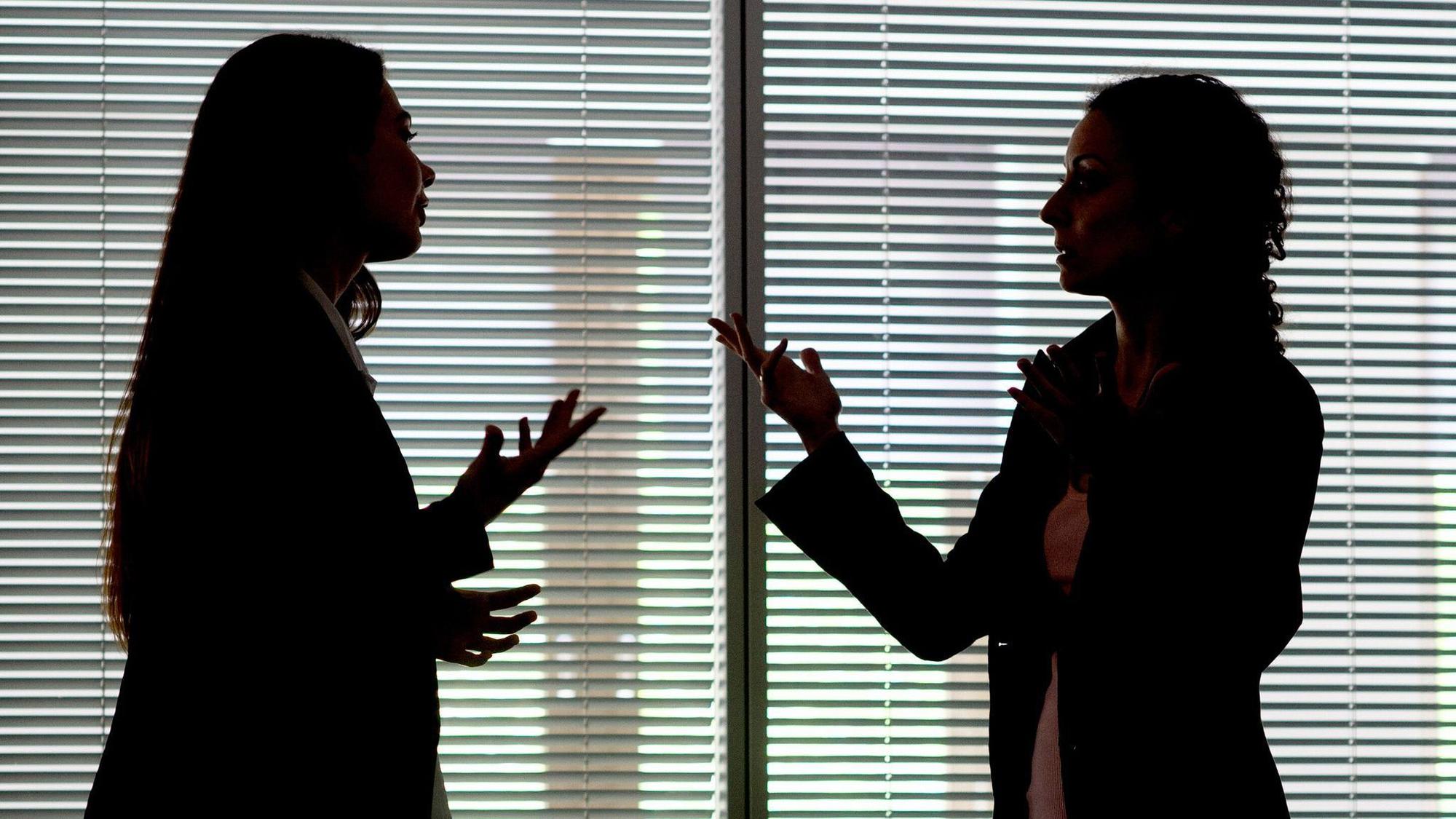 Zwei Frauen gestikulieren im Büro