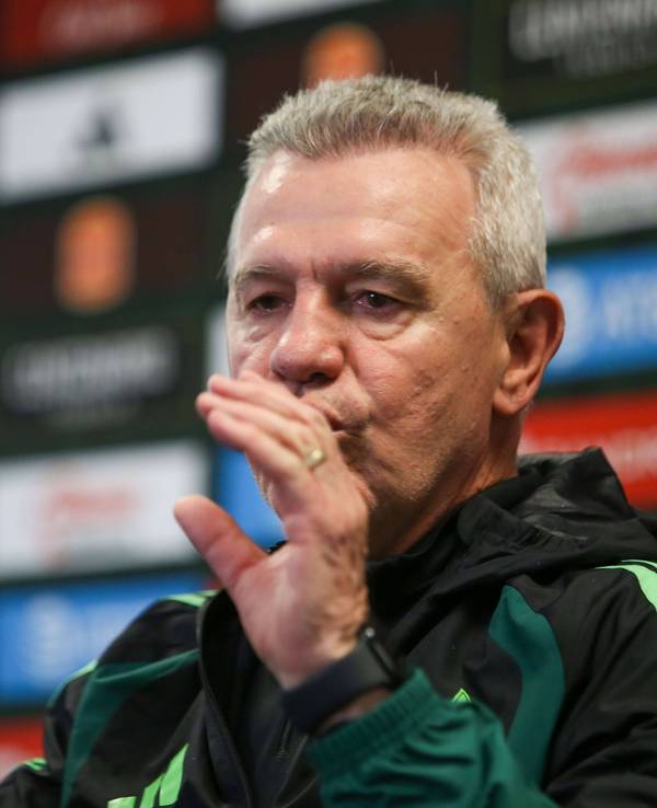 Javier Aguirre gestikuliert bei einer Pressekonferenz.