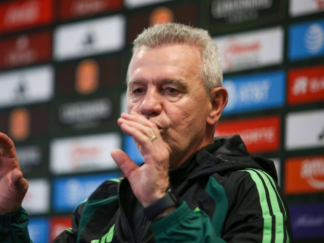 Javier Aguirre gestikuliert bei einer Pressekonferenz.