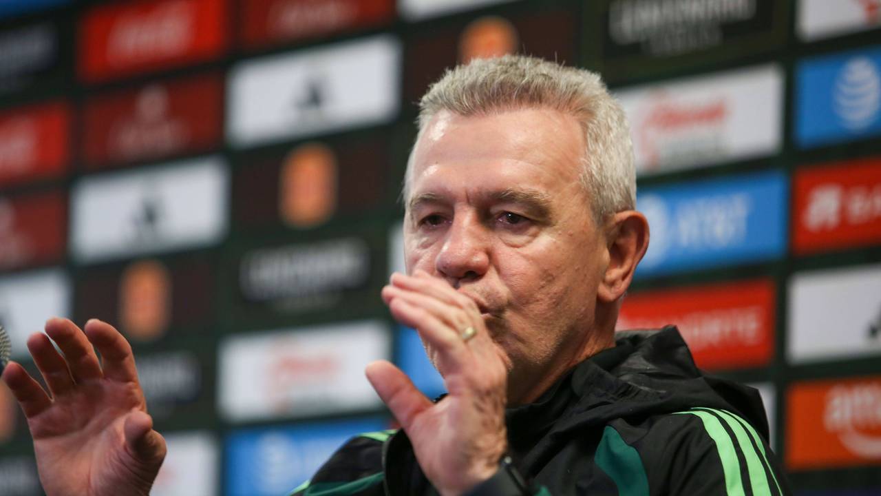 Javier Aguirre gestikuliert bei einer Pressekonferenz.