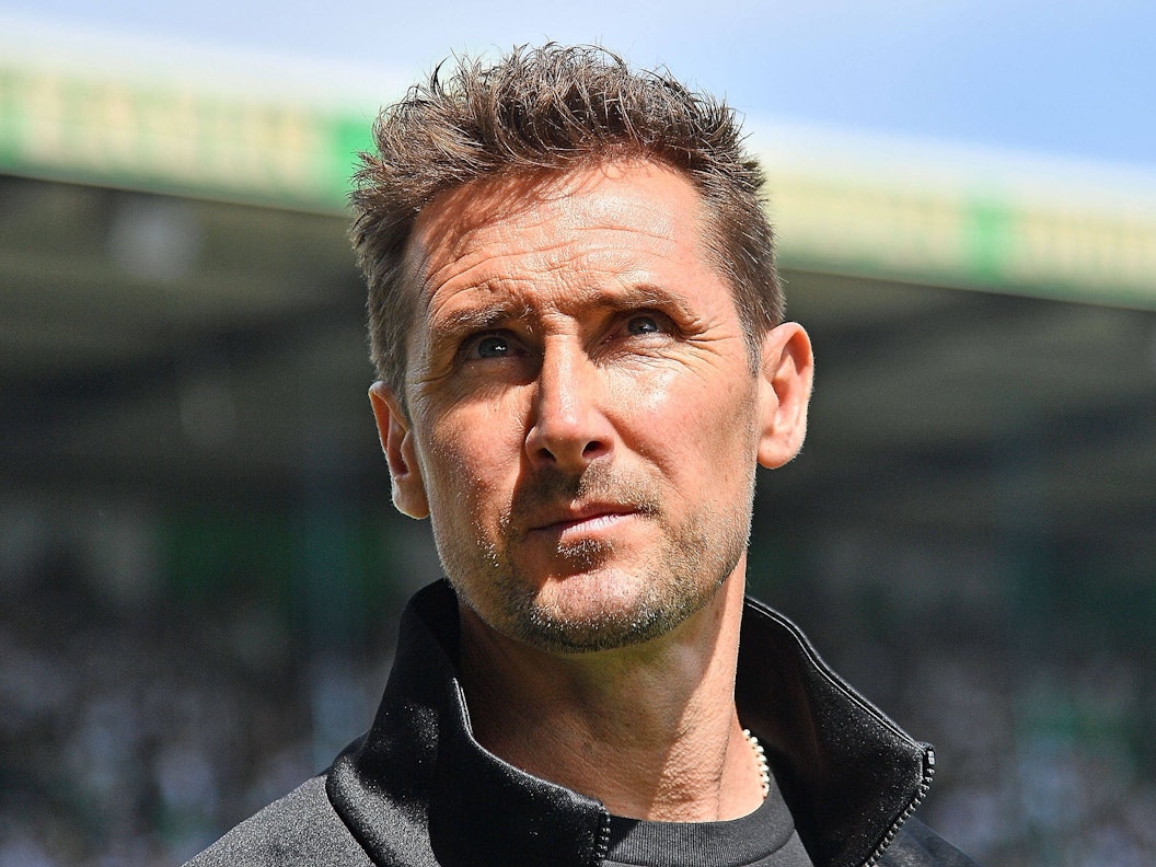 Miroslav Klose in Großaufnahme vor einem Spiel.