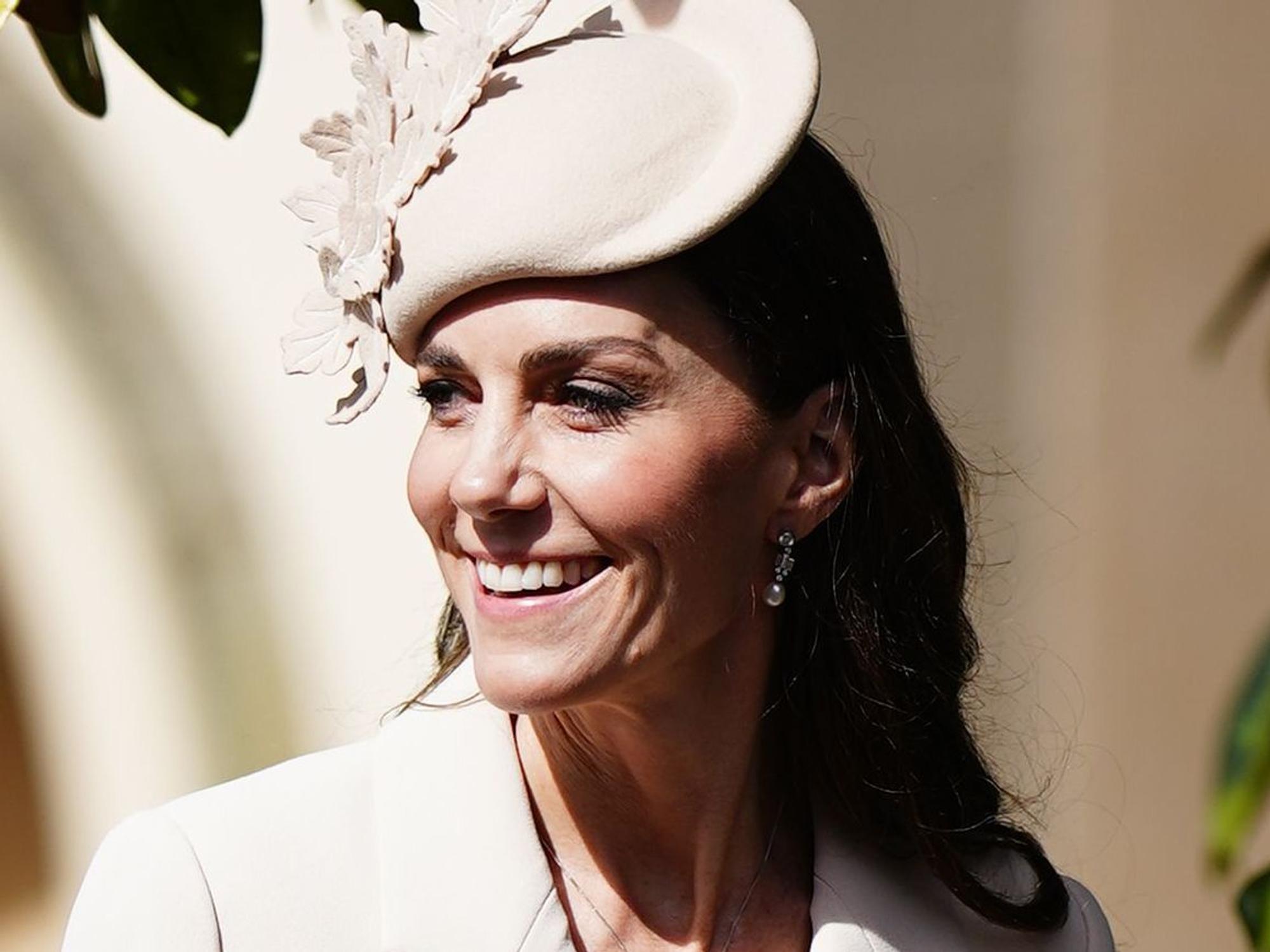 Kate, Princess of Wales, verlässt nach dem Ostergottesdienst die St. George's Chapel auf Schloss Windsor.
