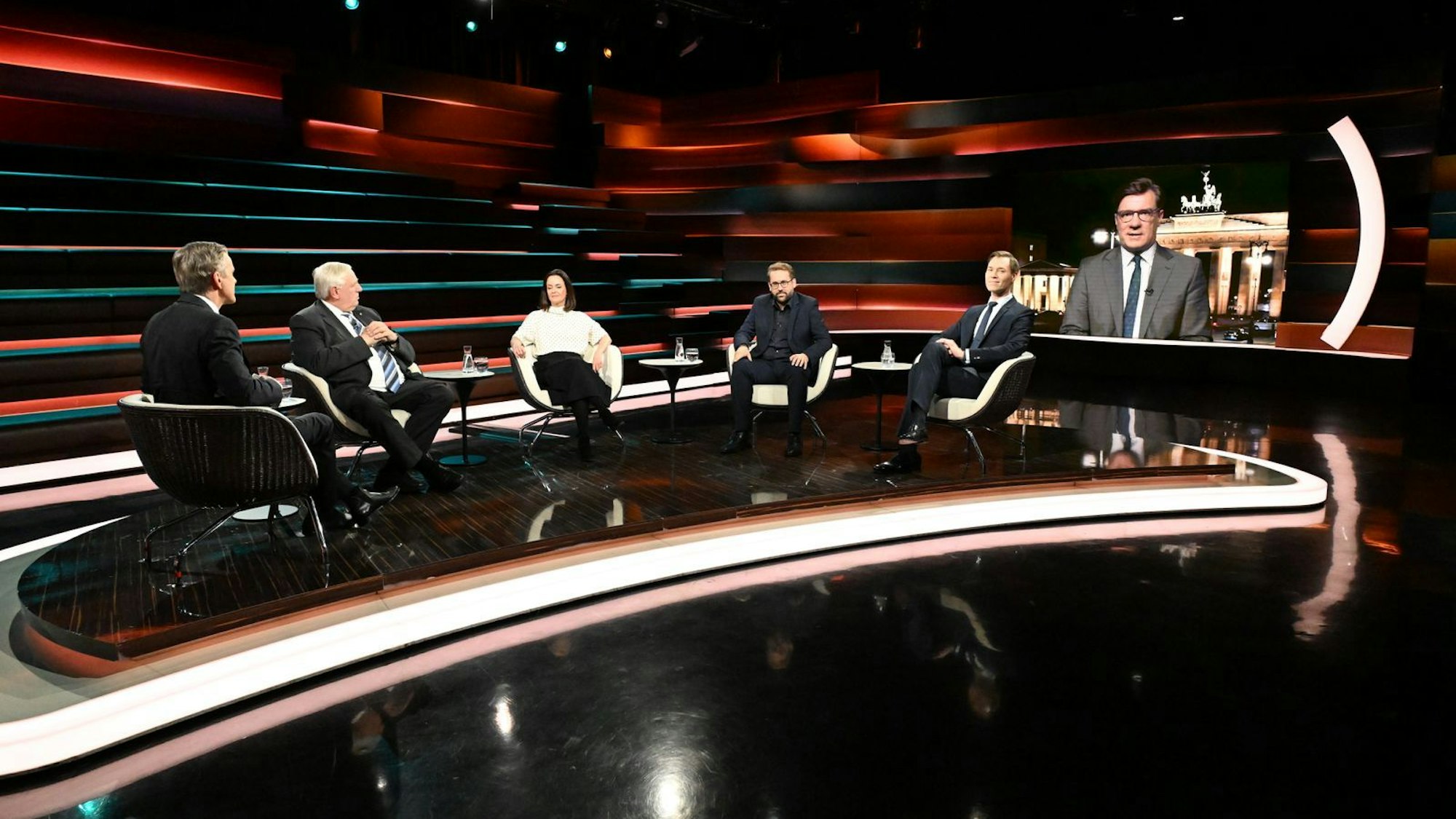 Am Dienstagabend bei Moderator Markus Lanz zu Gast (v.l.): Karl-Josef Laumann, Julia Löhr, Paul Ronzheimer, Julius van de Laar und ins Studio zugeschaltet: Nico Lange. (Bild: ZDF/ Cornelia Lehmann)
