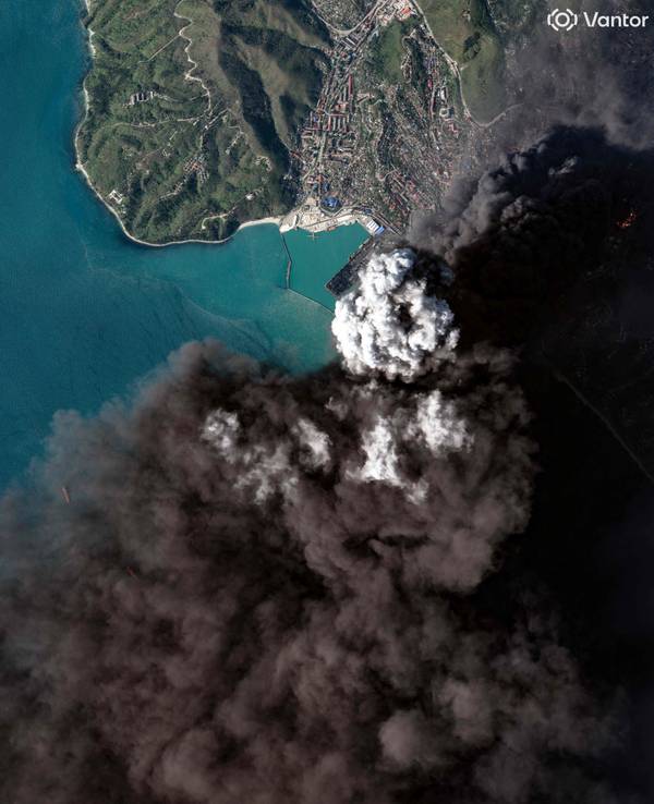 Dieses von 2026 Vantor zur Verfügung gestellte Satellitenbild, das am 16. April 2026 aufgenommen wurde, zeigt Rauch, der aus der Ölraffinerie in Tuapse im Südwesten Russlands aufsteigt.