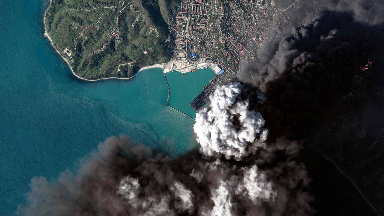 Dieses von 2026 Vantor zur Verfügung gestellte Satellitenbild, das am 16. April 2026 aufgenommen wurde, zeigt Rauch, der aus der Ölraffinerie in Tuapse im Südwesten Russlands aufsteigt.