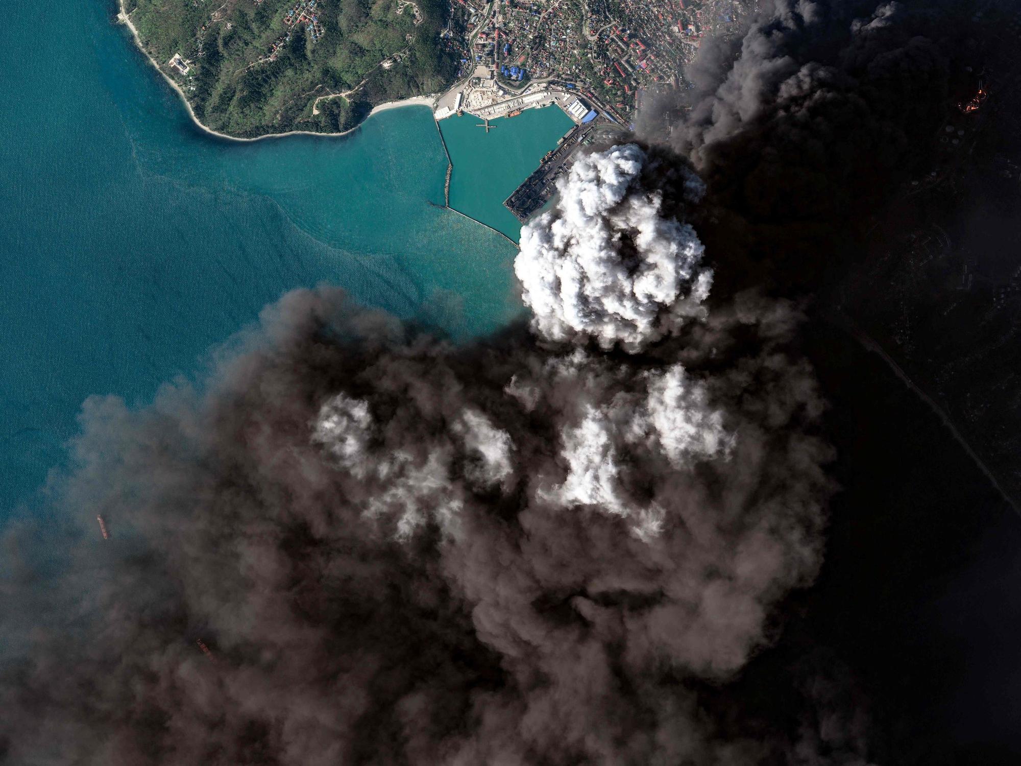 Dieses von 2026 Vantor zur Verfügung gestellte Satellitenbild, das am 16. April 2026 aufgenommen wurde, zeigt Rauch, der aus der Ölraffinerie in Tuapse im Südwesten Russlands aufsteigt.